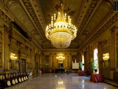 ...accediamo ora all�ambiente principale e pi� prezioso di tutto il circolo, ovvero il �salone delle Muse�, chiamato cos� per via della raffigurazione sul soffitto delle protettrici delle arti